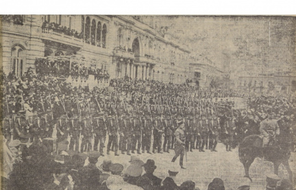 Delegacion de la Escuela Militar de Chile en el desfile del 9 de julio de 1927. Diario Crónica.